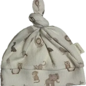babymutsje met knoop en dierenprint