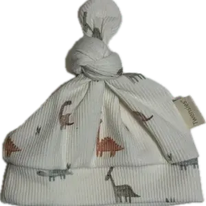 babymutsje met knoop en dinosaurus print