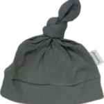 babymutsje met knoop in blauwe kleur