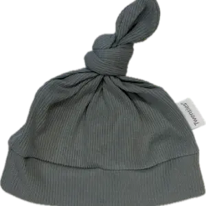 babymutsje met knoop in blauwe kleur