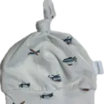 babymutsje met knoop met vliegtuigjes en zeppelins