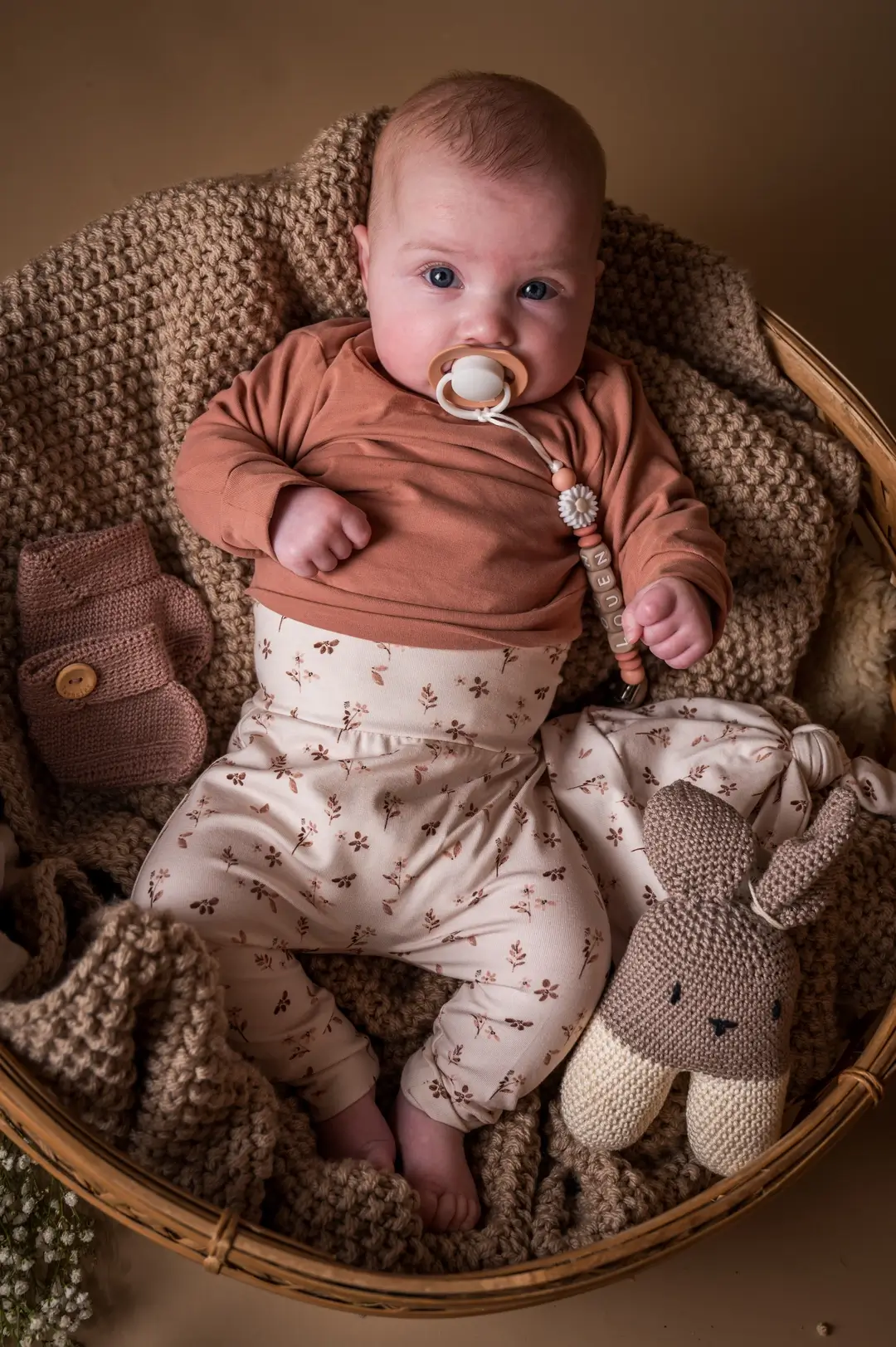 baby met speen in stoel met gehaakte konijn knuffel,handgemaakt baby speelgoed in neutrale kleuren