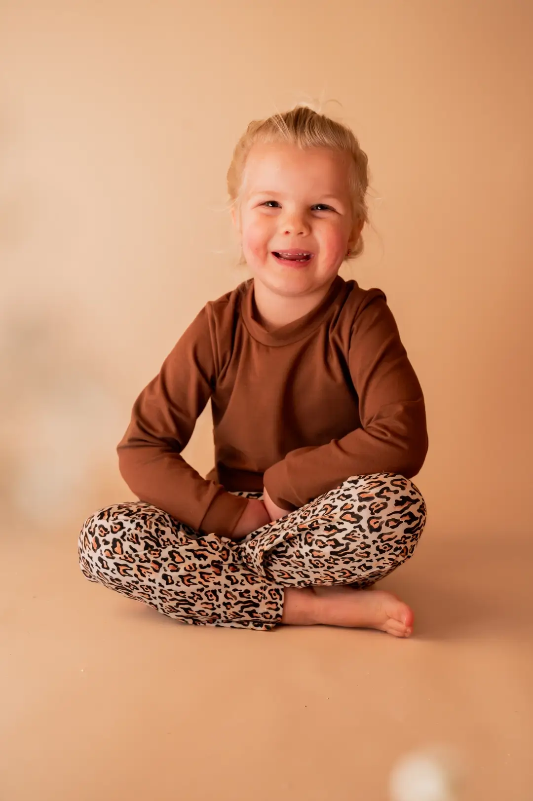 Peuter in bruine longsleeve en legging met print, comfortabele babykleding in neutrale kleuren