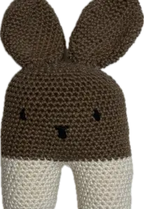 gehaakte knuffel konijn voor baby in bruine kleur