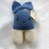 Gehaakt konijn knuffel in blauw, handgemaakt babyspeelgoed van Twensies