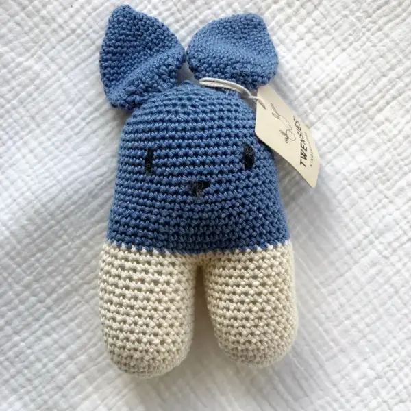 Gehaakt konijn knuffel in blauw, handgemaakt babyspeelgoed van Twensies