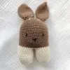 Gehaakte konijn knuffel in beige en bruin met lange oren, handgemaakt baby speelgoed