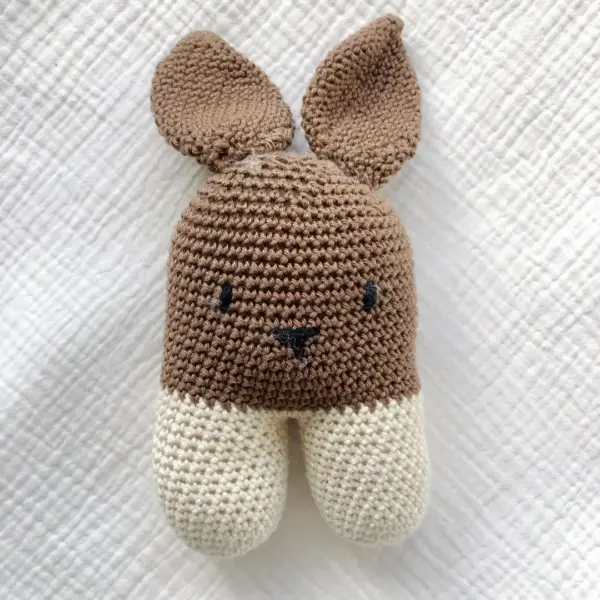 Gehaakte konijn knuffel in beige en bruin met lange oren, handgemaakt baby speelgoed