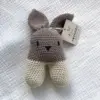 Gehaakte knuffel konijn in beige en bruin met lange oren, handgemaakt baby speelgoed van Twensies