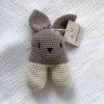 Gehaakte knuffel konijn in beige en bruin met lange oren, handgemaakt baby speelgoed van Twensies