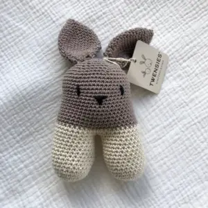 Gehaakte knuffel konijn in beige en bruin met lange oren, handgemaakt baby speelgoed van Twensies