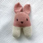 Gehaakte konijn in roze met lange oren, handgemaakt babyspeelgoed van Twensies