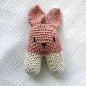 Gehaakte konijn in roze met lange oren, handgemaakt babyspeelgoed van Twensies