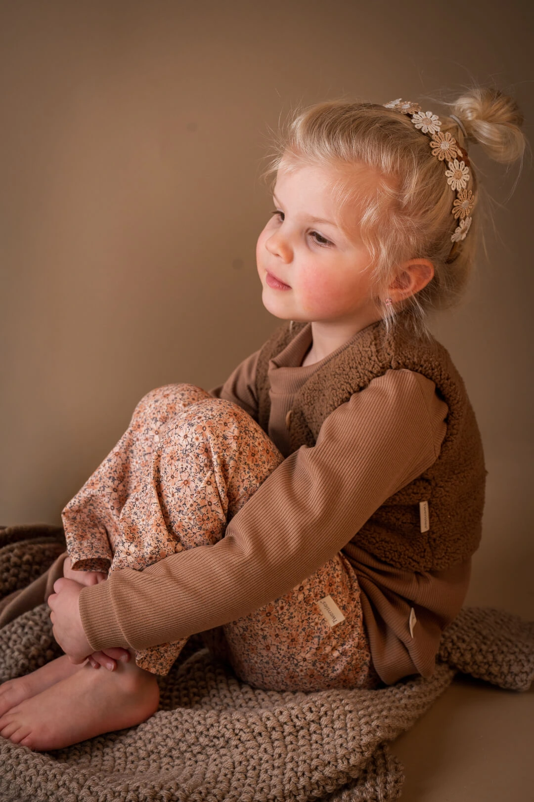 Peuter in zachte babykleding van Twensies, set met print legging en longsleeve, neutrale tinten