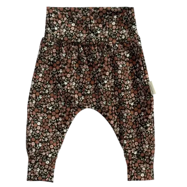 Babybroekje van Twensies met bruine bloemenprint