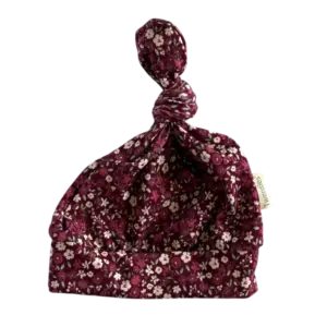 Babymutsje met knoop in een bloemenprint