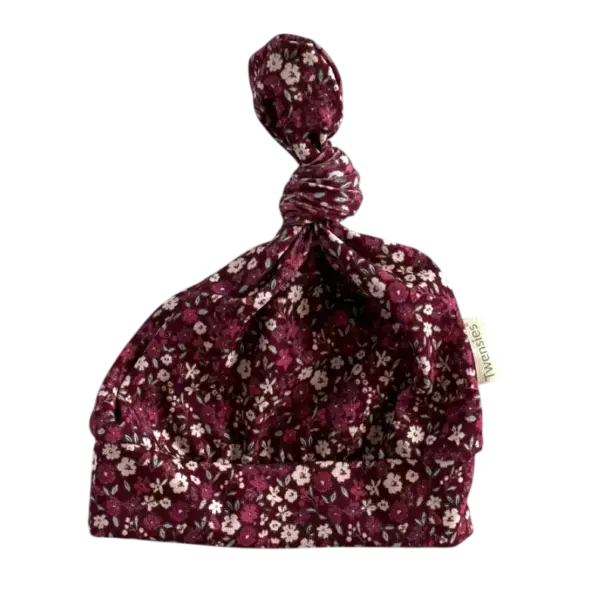 Babymutsje met knoop in een bloemenprint