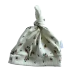 Babymutsje met knoop van een witte ribstof met bloemen en gemaakt door Twensies