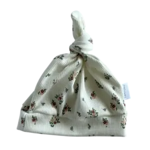 Babymutsje met knoop van een witte ribstof met bloemen en gemaakt door Twensies