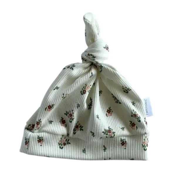 Babymutsje met knoop van een witte ribstof met bloemen en gemaakt door Twensies