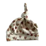 Babymutsje met hartjes in een ribstof en handgemaakt door Twensies