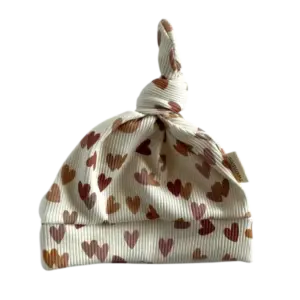 Babymutsje met hartjes in een ribstof en handgemaakt door Twensies