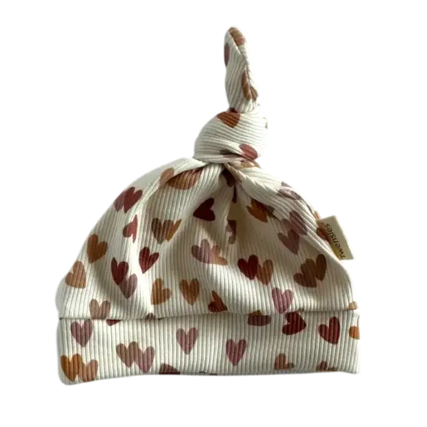 Babymutsje met hartjes in een ribstof en handgemaakt door Twensies
