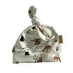Babymutsje met knoop en safariprint. Gemaakt door Twensies