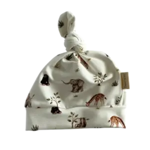 Babymutsje met knoop en safariprint. Gemaakt door Twensies