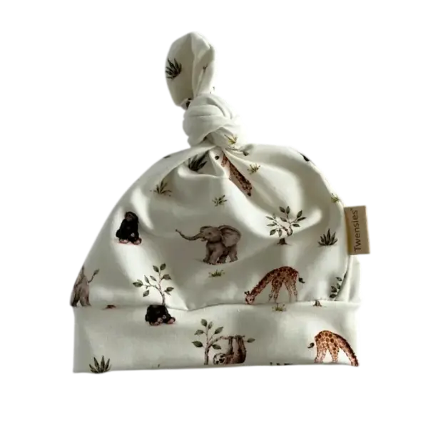 Babymutsje met knoop en safariprint. Gemaakt door Twensies