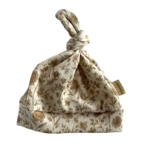 Babymutsje met knoop van ribstof met bruine bloemen