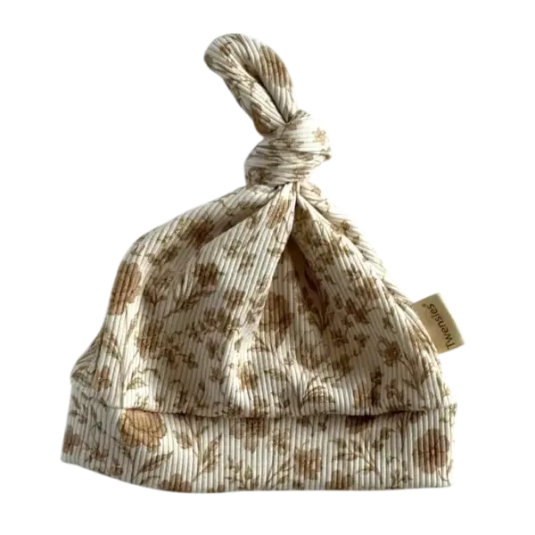 Babymutsje met knoop van ribstof met bruine bloemen
