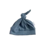 Blauw babymutsje van ribstof met knoop van Twensies