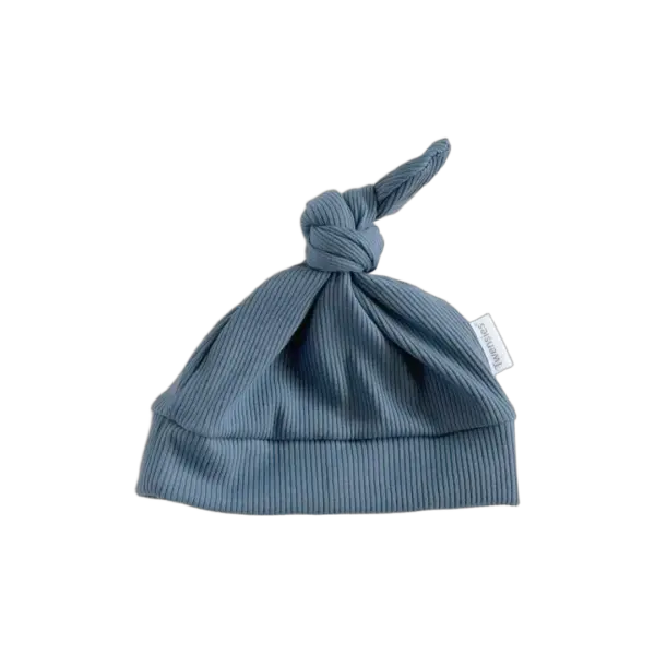 Blauw babymutsje van ribstof met knoop van Twensies