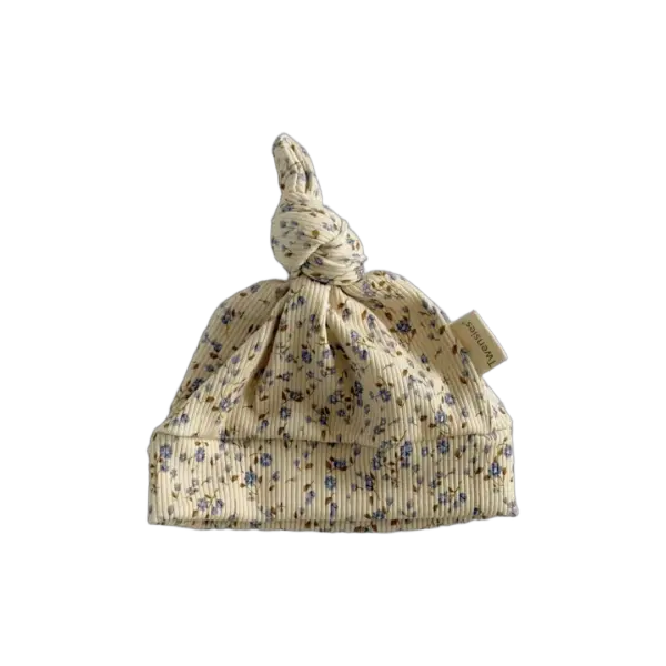 Naturel babymutsje met blauwe bloemetjes in ribstof van Twensies