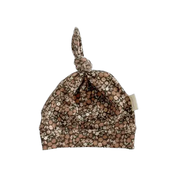 Bruin babymutsje met bloemenprint en knoop van Twensies
