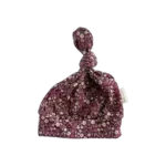 Bordeaux babymutsje met bloemenprint en knoop van Twensies