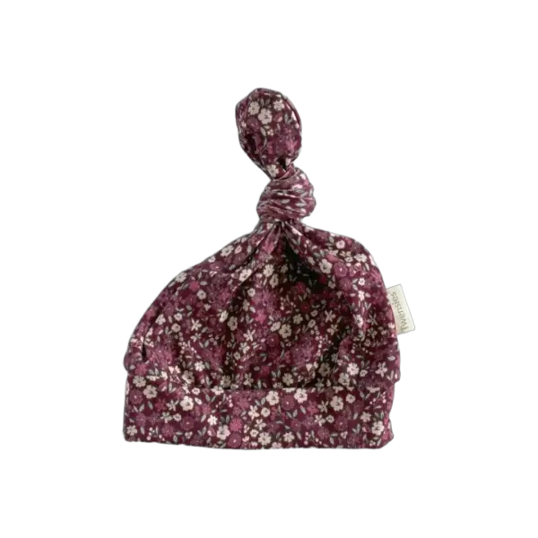 Bordeaux babymutsje met bloemenprint en knoop van Twensies