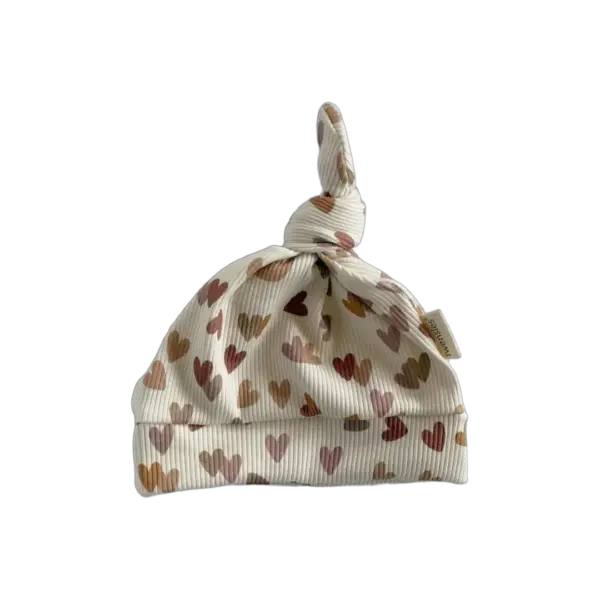 Naturel babymutsje met hartjesprint in ribstof en knoop van Twensies
